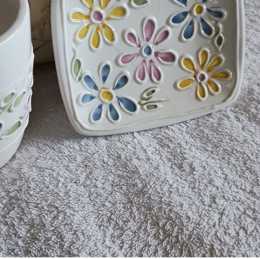 Floral Ceramic Set with White Base - Picture 4 of 5